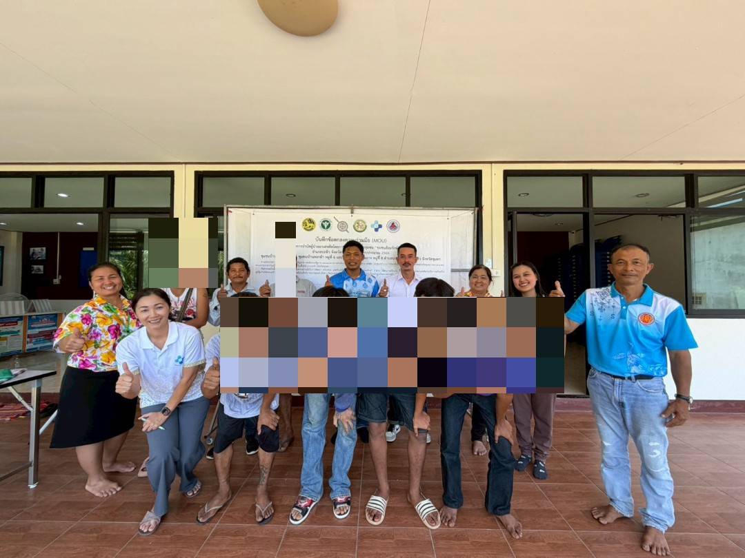 พช.ปะทิว ดำเนินงานกองทุนแม่ของแผ่นดิน       กองทุนแม่ของแผ่นดินบ้านบางเสียบ หมู่ 4 ตำบลบางสน อำเภอปะทิว จังหวัดชุมพร นำโดยนายอดิศักดิ์ สุขมากผล ประธานพร้อมด้วยคณะกรรมการ  ร่วมกิจกรรมโครงการชุมชนล้อมรักครั้งที่ 3 ณ รพ.สต.บ้านคอกม้า 